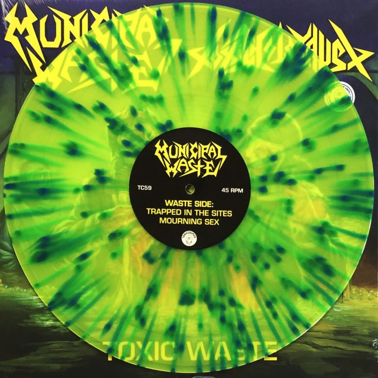 Grünes, marmoriertes Vinyl mit gelben Sprenkeln und schwarzem Logo.